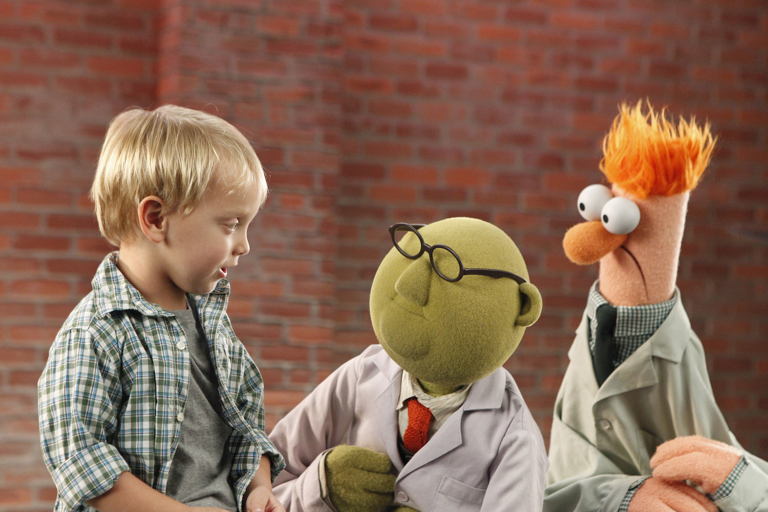 Dr. Bunsen Honeydew and Beaker with a young fan.