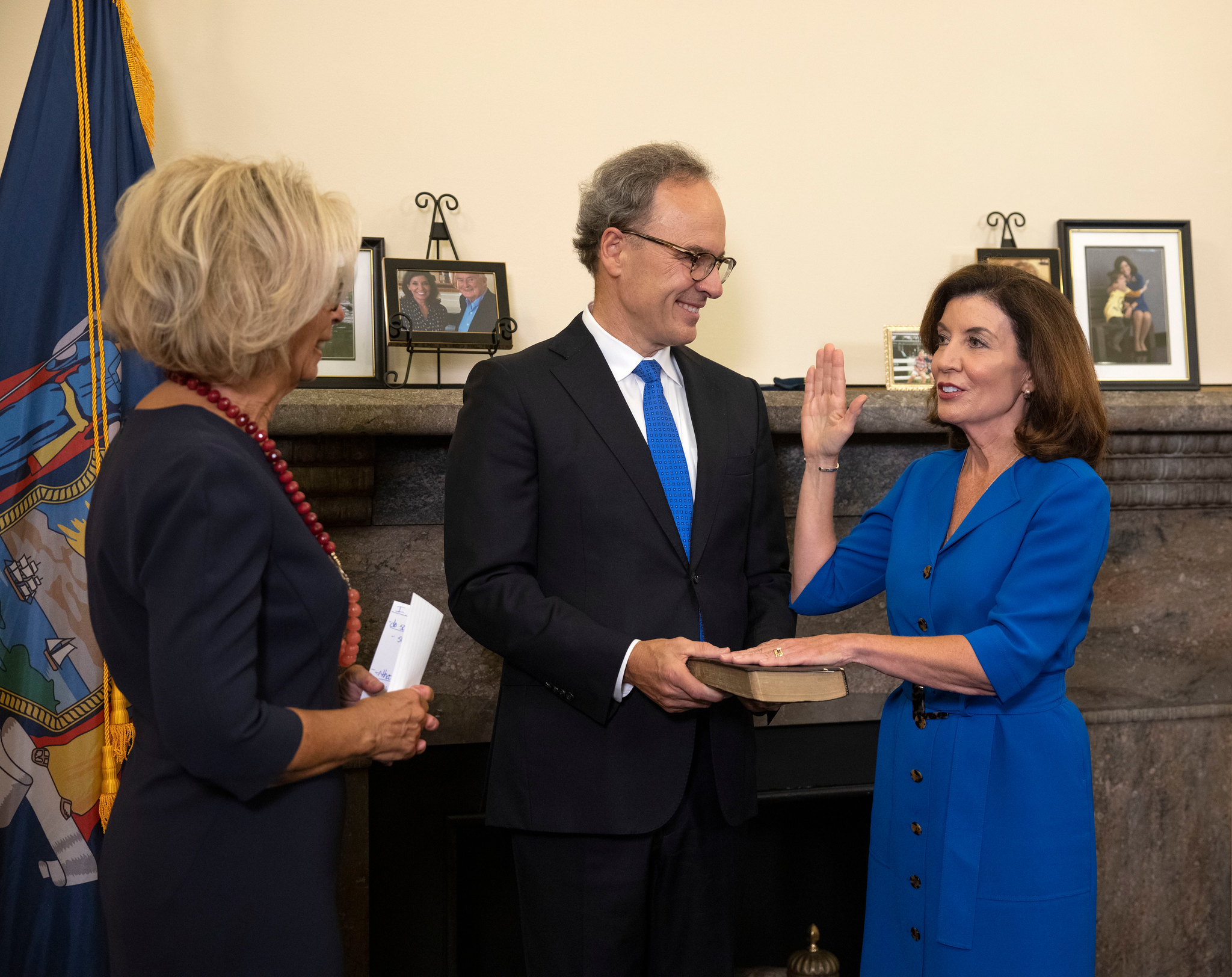Gov. Kathy Hochul is sworn-in as New York state's 57th governor by Chief Judge Janet DiFiore during a midnight ceremony at the New York State Capitol. First Gentleman Bill Hochul holds the Bible. (Photo by Mike Groll/Office of Gov. Kathy Hochul)