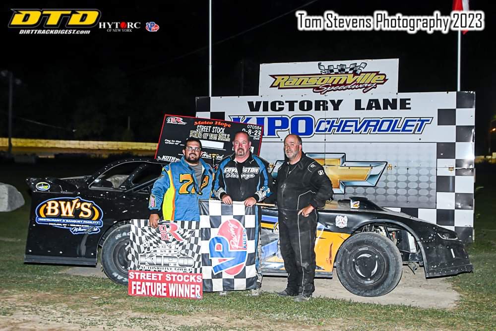 Byron Dewitt (center) wins the Mateo Hope Street Stock King of the Hill over Mike Welch (right) and Shane Wolf. (Tom Stevens photo)