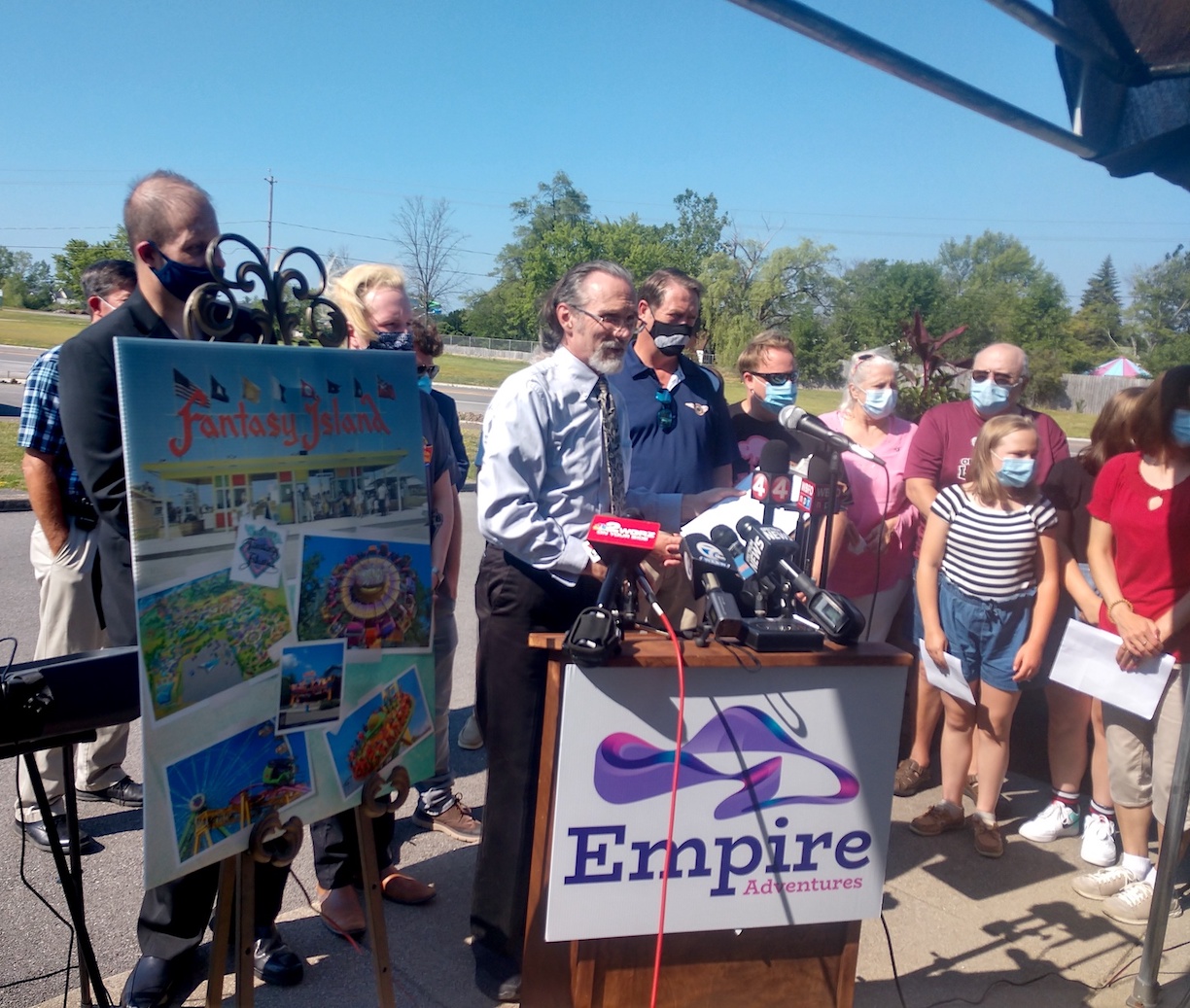Empire Adventures CEO Bill Baldwin addresses the media and (below) speaks with Assemblyman Angelo Morinello. (Photo by Mike Billoni)