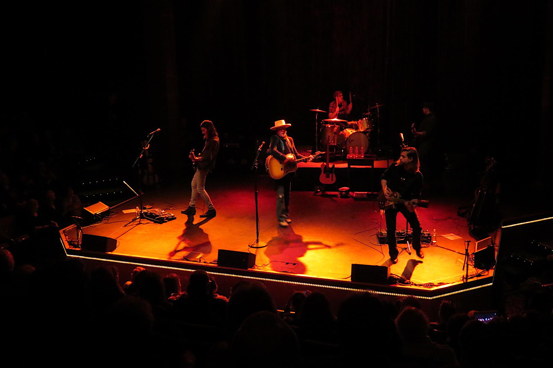Kiefer Sutherland and his band on stage at Seneca Niagara.