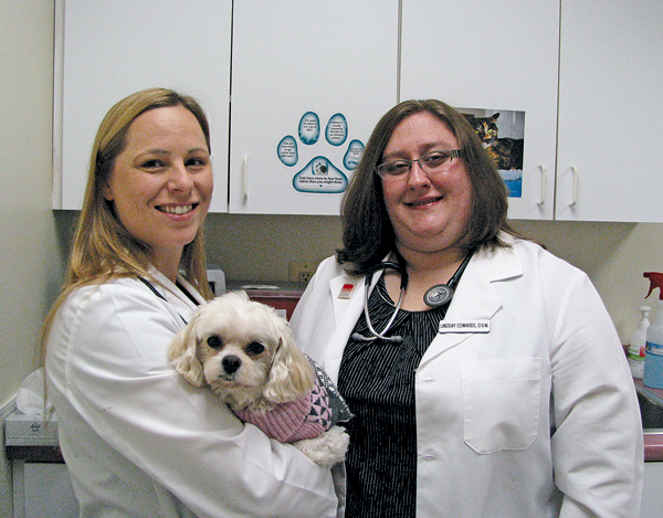 Phyllis poses with two members of her fan club: veterinarians Janet Spence and Lindsay Edwards of Lewiston Animal Hospital. (Photo by Susan Mikula Campbell)